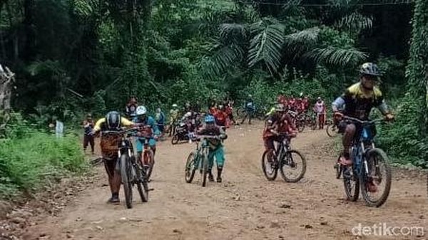 Foto: Komunitas Sepeda Promosikan Wisata Polewali Mandar