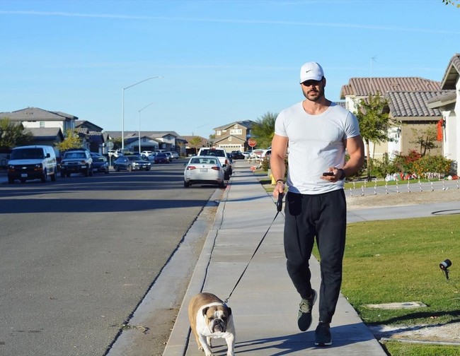 Semua program fitnes dirancang olehnya sendiri, bagi mereka yang ingin punya badan seperti Danny Jones. Biaya untuk mengikuti program tersebut mulai dari USD 40 hingga USD 1000 (Rp 569 ribu - Rp 14 jutaan). Foto: Instagram@dannyjonesfitness