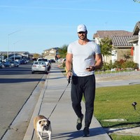 Semua program fitnes dirancang olehnya sendiri, bagi mereka yang ingin punya badan seperti Danny Jones. Biaya untuk mengikuti program tersebut mulai dari USD 40 hingga USD 1000 (Rp 569 ribu - Rp 14 jutaan). Foto: Instagram@dannyjonesfitness