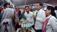 Penjualnya, Eli Liawati merupakan kelompok usaha PKH Padawangi dari Desa Padahurip, Kecamatan Banjarwangi, Garut. Dia tidak menyangka Jokowi memborong sabun cuci jualannya hingga 100 ribu botol. (Foto: Dok. Biro Pers Setpres)