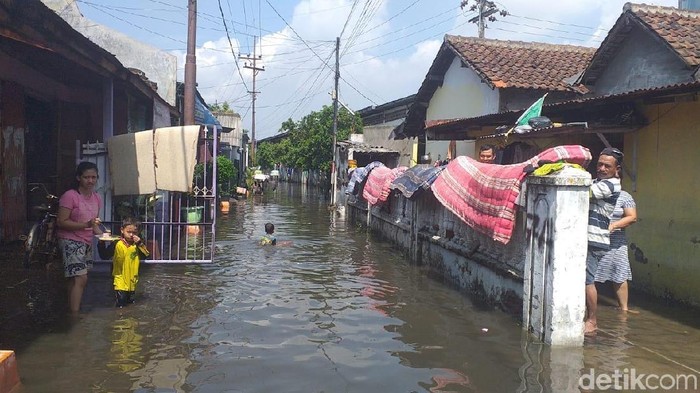 Banjir di Sidoarjo Mulai Surut, Warga Bersih-bersih Rumah
