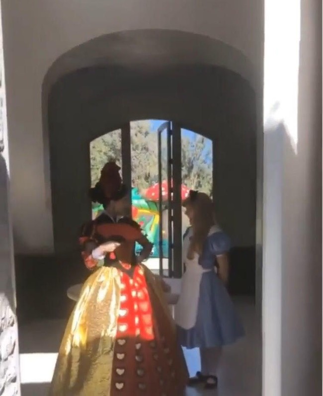 Totalitas, Kim menyewa aktris berdandan menyerupai karakter Alice dan Queen of Hearts. Foto: Instagram