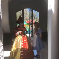 Totalitas, Kim menyewa aktris berdandan menyerupai karakter Alice dan Queen of Hearts. Foto: Instagram