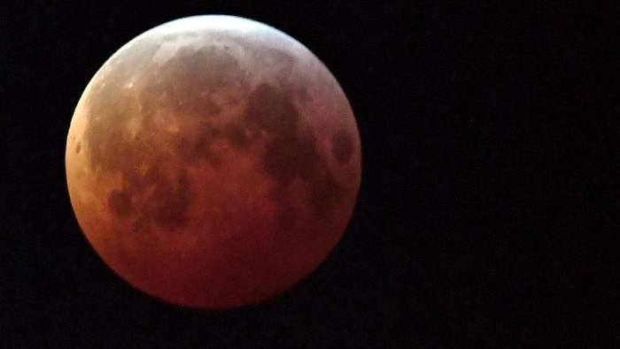 A eclipse that is being called a Super Blood Wolf Moon is seen from Bogota, Colombia January 20, 2019. REUTERS/Luisa Gonzalez