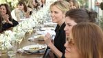 Charlize Theron yang Tengah Dekat dengan Brad Pitt Ternyata Doyan Chicken Wings