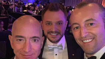 Dia tampak senang saja melayani permintaan foto dari hadirin. Foto: Instagram