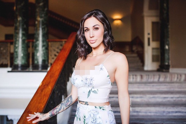 Kulit berwarna kecokelatan selalu dianggap seksi di negara-negara Barat. Hal itu pun disadari Lindsey, yang kini berusia 29 tahun. Setiap satu bulan sekali, Lindsey akan melakukan spray tan yang menghabiskan biaya Rp 3,9 jutaan setahun. Foto: Instagram/@mylindseyleigh