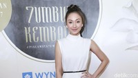 Caitlin tampil menawan dengan dress putih ombre. Pool/Palevi S/detikFoto.