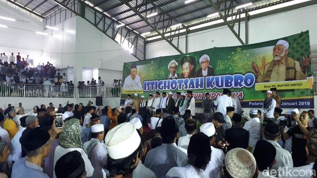 Ma'ruf Amin menghadiri Istighosah Kubro di Padepokan Silat Banten, Serang, Banten, Senin (21/1/2019).