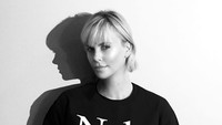Wah, sepertinya selera Brad Pitt itu wanita yang perhatian dengan sekitar dan paham isu sosial saat ini. Dok. Instagram/charlizeafrica