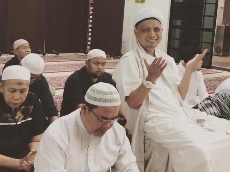 Adik Sebut Jenazah Ustaz Arifin Ilham Diterbangkan Jam 8 Pagi dari Penang Adik Sebut Jenazah Ustaz Arifin Ilham Diterbangkan Jam 8 Pagi dari Penang