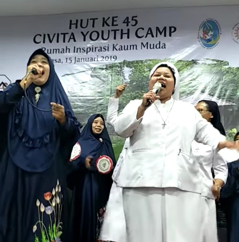 Kebersamaan suster Katolik dan Grup Kasidah Islam. (Dok Komisi KOMSOS KWI)