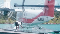 Mengapa boleh nyeker? Sebab sewaktu-waktu harus mengecek mesin pesawat di atas dermaga. Jadi kalau pakai sepatu, bisa basah melulu (CNN Travel)  