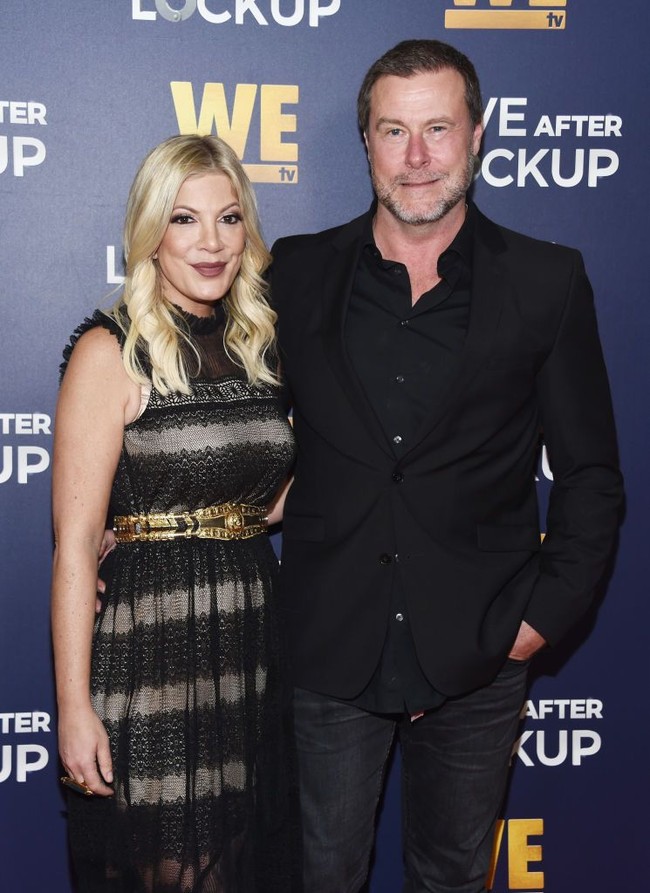 Suami Tori Spelling, Dean McDermott, tak sengaja mengunggah foto istrinya yang sedang menyusui. Sekitar tujuh tahun lalu, Dean dan Tori sedang tiduran di ranjang ketika ia mengunggah foto ke Twitter. Tanpa diketahuinya, Tori sedang buka baju setelah menyusui anaknya, sehingga kedua payudaranya terpampang nyata di foto. Tanpa sepengetahuan saya, karena tidak pakai kacamata, Tori ada di belakang, payudaranya terlihat karena dia baru saja menyusui dan aku mem-postingnya dan langsung tidur, tutur Dean kepada Us Weekly. Foto: Amanda Edwards/Getty Images