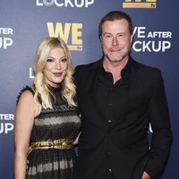 Suami Tori Spelling, Dean McDermott, tak sengaja mengunggah foto istrinya yang sedang menyusui. Sekitar tujuh tahun lalu, Dean dan Tori sedang tiduran di ranjang ketika ia mengunggah foto ke Twitter. Tanpa diketahuinya, Tori sedang buka baju setelah menyusui anaknya, sehingga kedua payudaranya terpampang nyata di foto. Tanpa sepengetahuan saya, karena tidak pakai kacamata, Tori ada di belakang, payudaranya terlihat karena dia baru saja menyusui dan aku mem-postingnya dan langsung tidur, tutur Dean kepada Us Weekly. Foto: Amanda Edwards/Getty Images