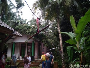 Angin Kencang Rusak Atap Sejumlah Rumah di Ciamis