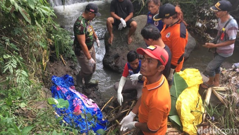 Tukang Ojek di Mojokerto Ditemukan Tewas Telanjang di Sungai Tukang Ojek di Mojokerto Ditemukan Tewas Telanjang di Sungai