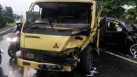Kecelakaan terjadi  karena pengemudi truk kurang berhati-hati saat membawa kendaraannya. Hasil pemeriksaan di TKP diketahui truk keluar jalur dan menabrak kendaraan berisi Yuki dan rekan-rekannya. Pool/Polda Jabar.