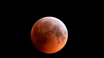 Berbeda dengan di Inggris, Super Blood Wolf Moon tampak lebih jelas di Wales. Foto: Reuters