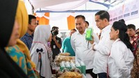Jokowi memborong sabun cuci senilai Rp 2 miliar ini saat meninjau pameran giat kewirausahaan Program Keluarga Harapan (PKH) di Gedung Serbaguna Mandala, Kabupaten Garut, Jawa Barat, Sabtu (19/1/2019).  (Foto: Dok. Kemensos)
