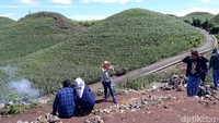 Tidak heran, banyak pengunjung yang berfoto di sekitar bukit (Pradito/detikTravel)