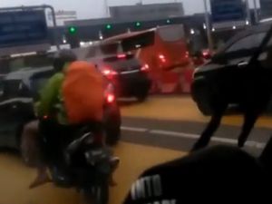 Video Bule Naik Motor Bebek Tersesat di Tol Kapuk