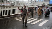 Irwandi meminta kepada para PKL untuk memberikan ruang kepada pejalan kaki agar terciptanya kenyamanan bersama baik pedagang ataupun pengguna jalan. 