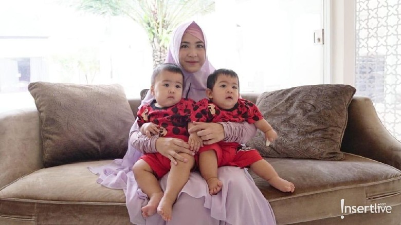 April Jasmine bersama dua anak kembarnya/ Foto: Marianus Harmita April Jasmine bersama dua anak kembarnya/ Foto: Marianus Harmita
