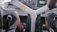 Menjadi pilot pesawat amphibi pun tidak seperti pilot pada umumnya. Soal seragam, kalau di Maldives boleh pakai celana pendek dan nyeker saat menerbangkan pesawat (CNN Travel)  