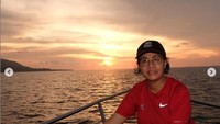 Tidak lupa, menikmati sunset yang indah di atas kapal. Seru! (smindrawati/Instagram)