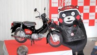 Honda Super Cub versi baru ini hadir dengan desain bernuansa Kumamon, yakni sebuah maskot beruang hitam yang sangat populer di Prefektur Kumamoto. Foto: pool (Japantimes)