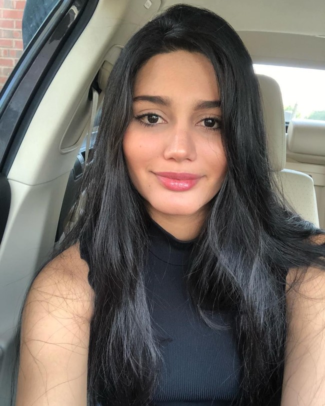 Terlepas dari kontroversi Sthefany Gutierrez, mahasiswi jurusan hukum kelahiran 1999 ini multi talenta dan memiliki bakat dalam menyanyi dan menari. Foto: Instagram @sthefanygutierrez1