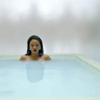 Penyanyi Rihanna melakukan adegan mandi di dalam bathtub yang airnya berwarna biru muda. Aksinya berendam di bathtub ini merupakan bagian dari promo albumnya, ANTI yang dirilis pada 2016. (Foto: Instagram)