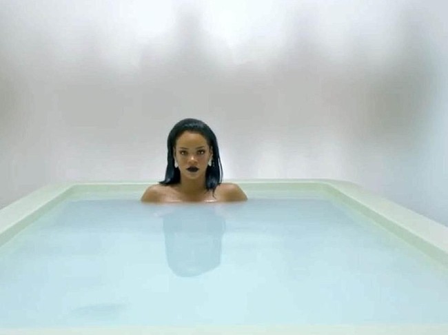 Penyanyi Rihanna melakukan adegan mandi di dalam bathtub yang airnya berwarna biru muda. Aksinya berendam di bathtub ini merupakan bagian dari promo albumnya, ANTI yang dirilis pada 2016. (Foto: Instagram)
