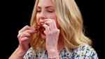 Charlize Theron yang Tengah Dekat dengan Brad Pitt Ternyata Doyan Chicken Wings
