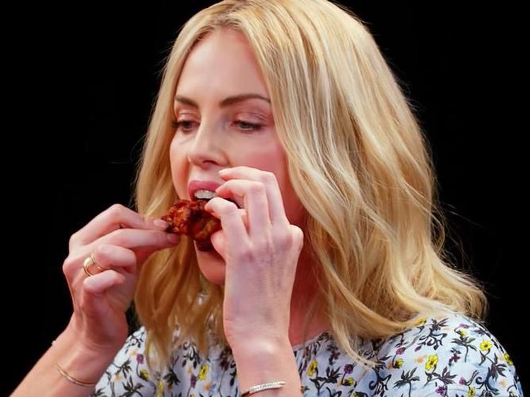 Charlize Theron yang Tengah Dekat dengan Brad Pitt Ternyata Doyan Chicken Wings