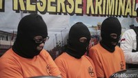 Satreskrim Pelabuhan Tanjung Priok sudah mengamankan 3 orang tersangka dengan inisial DK, ULM, dan FA untuk diproses lebih lanjut lagi.