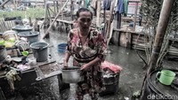Meski banjir, warga beraktivitas seperti biasa.