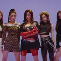 Seperti dikutip dari Koreaboo, aksi menolak pemberian hadiah ini dilakukan artis K-pop, salah satunya ITZY, agar para fans bisa menabung uang untuk keperluan mereka sendiri. Foto: ITZY (dok. YouTube)