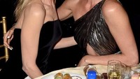 Wanita berusia 43 tahun ini berteman dekat dengan Nicole Kidman, bahkan mereka terlihat akrab kala menghadiri acara jamuan makan malam bersama. Foto: Instagram @charlizeafrica