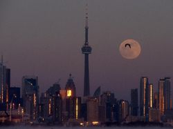 Indahnya Awal Gerhana Bulan Serigala di Berbagai Negara