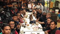 Suka ngumpul dengan komunitas motor. Pemilik nama asli Al Arthur Muchtar terlihat sedang menikmati kopi dan teh di Medan. Foto: Instagram @bucek
