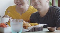 Pria yang pernah bekerja di Abu Dhabi itu memerankan semua tokoh yang ada di video Mak Beti. Arif bahkan sudah sering berkolaborasi dengan YouTuber terkenal hingga diajak main film Raditya Dika. Foto: Instagram arifmuhammaddd_  