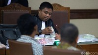 Jaksa menunjukan uang yang ditemukan KPK di rumah Nurhadi.
