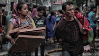 Posko pengungsian RW 11 di Masjid Jami An-Nur. Di RW 15 ada di Musala Al-Muminin dan RW 14 ada di lapangan Badminton RT 06.