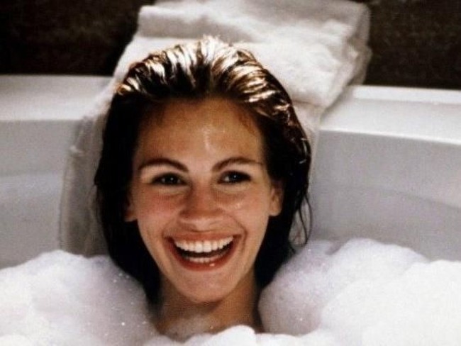 Aktris Julia Roberts pernah melakoni adegan mandi di dalam bathtub di film Pretty Woman. Dia tampak tersenyum bahagia saat berada di dalam bathtub yang dipenuhi busa sabun. (Foto: Instagram)