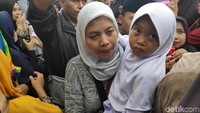 Masyarakat banyak yang ingin membantu mengangkat keranda mayat serta menyaksikan prosesi pemakaman dari dekat.