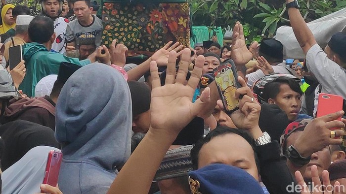 Istri dari Ustadz Maulana, Nuraliyah M. Nur Maunala juga terkena kanker usus sebelum menghembuskan napas terakhirnya. Sebelumnya dokter menyatakan kanker yang diidap oleh Umi Naorah, sapaan almarhumah, telah bermetastasis hingga ke paru-paru. (Foto: Pemakaman Istri Ustad Maulana (Taufiq/detikHOT) Istri dari Ustadz Maulana, Nuraliyah M. Nur Maunala juga terkena kanker usus sebelum menghembuskan napas terakhirnya. Sebelumnya dokter menyatakan kanker yang diidap oleh Umi Naorah, sapaan almarhumah, telah bermetastasis hingga ke paru-paru. (Foto: Pemakaman Istri Ustad Maulana (Taufiq/detikHOT)