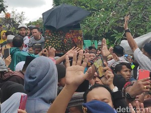 Ribuan Orang Antar Jenazah Istri Ustad Maulana ke Pemakaman