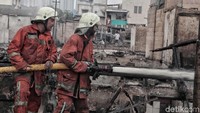 Setelah 4 jam, api berhasil dipadamkan.